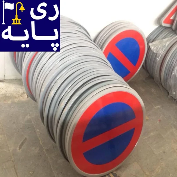 دکل ترافیکی با علائم ترافیکی